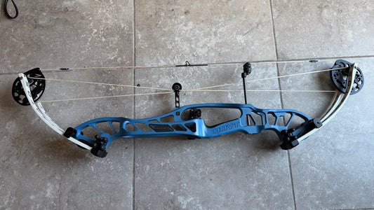 Hoyt Stratos 36 bare bow side view