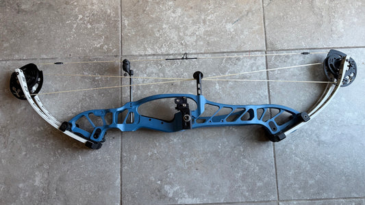 Hoyt Stratos 36 opposite side view
